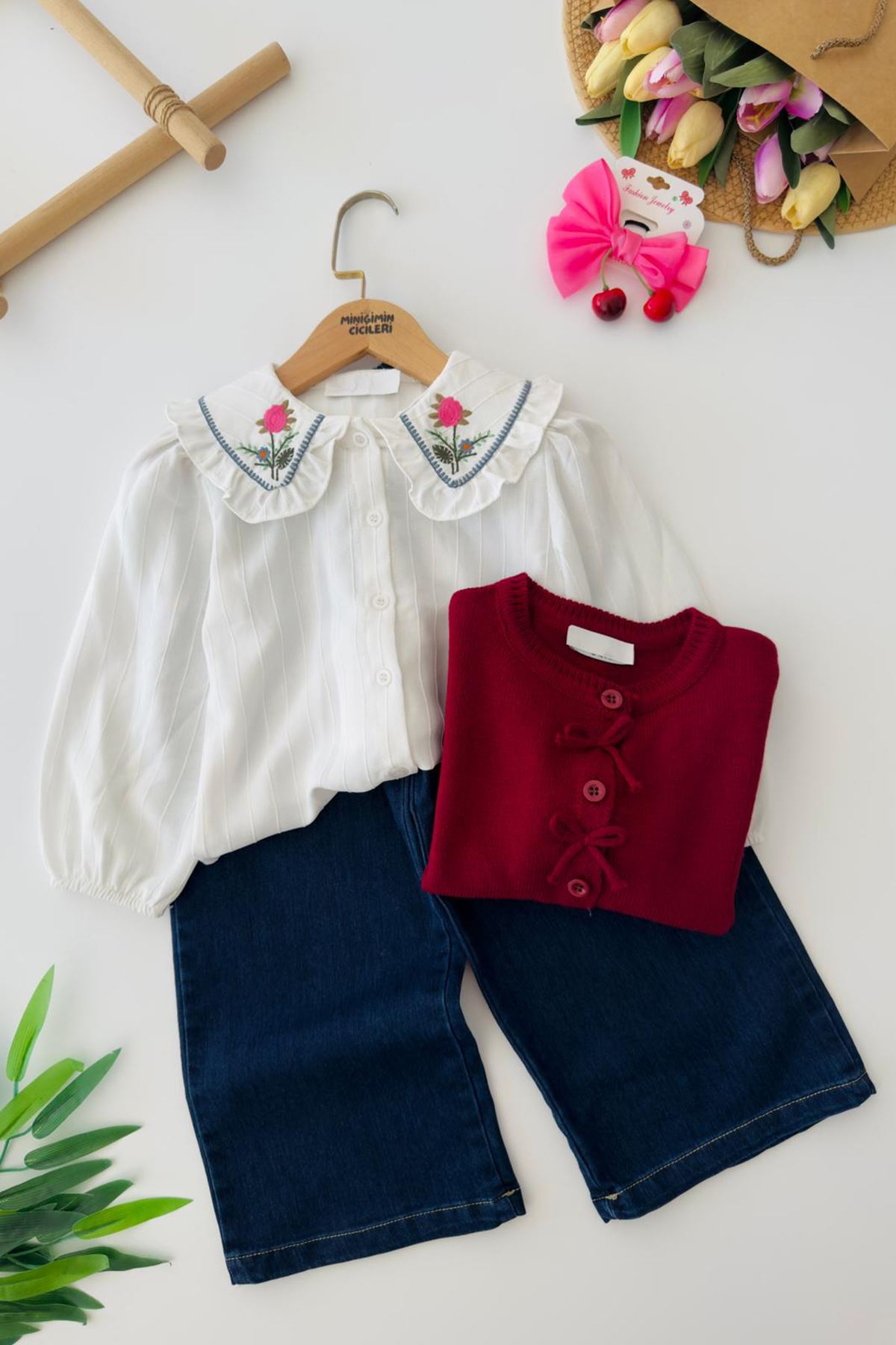 Miniğimin Cicileri Çiçek Nakışlı Fırfır Yaka Detaylı Triko Hırkalı Kot Pantolonlu 3’lü Kız Çocuk Takım - Bordo