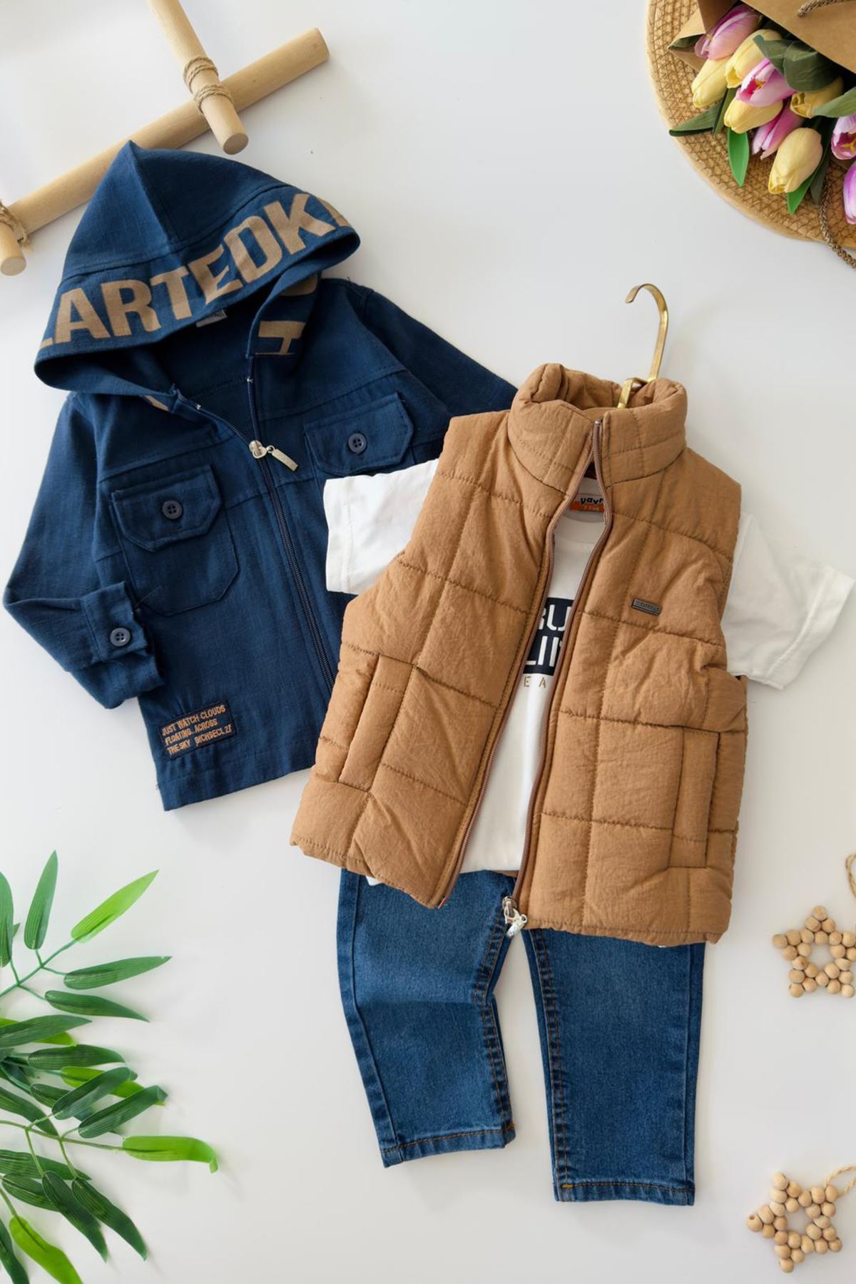 Miniğimin Cicileri Kapüşonlu Yazı Baskılı Gömlek Ceketli Şişme Yelekli Erkek Çocuk 4’lü Kot Takım - Kahverengi Açık