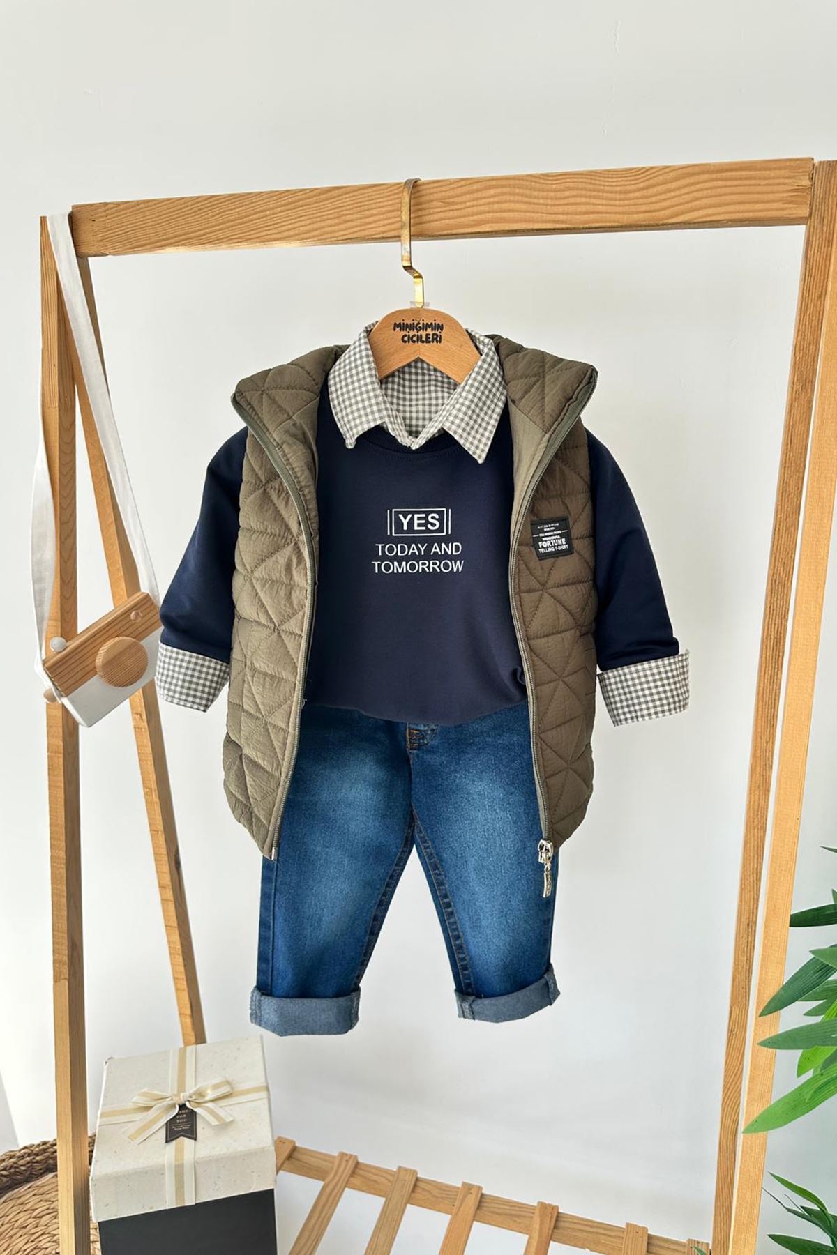 Miniğimin Cicileri Kapitone Yelekli Ekose Gömlek Detaylı Sweatshirtlü Kot Pantolonlu Erkek Çocuk 4’lü Takım - Yeşil