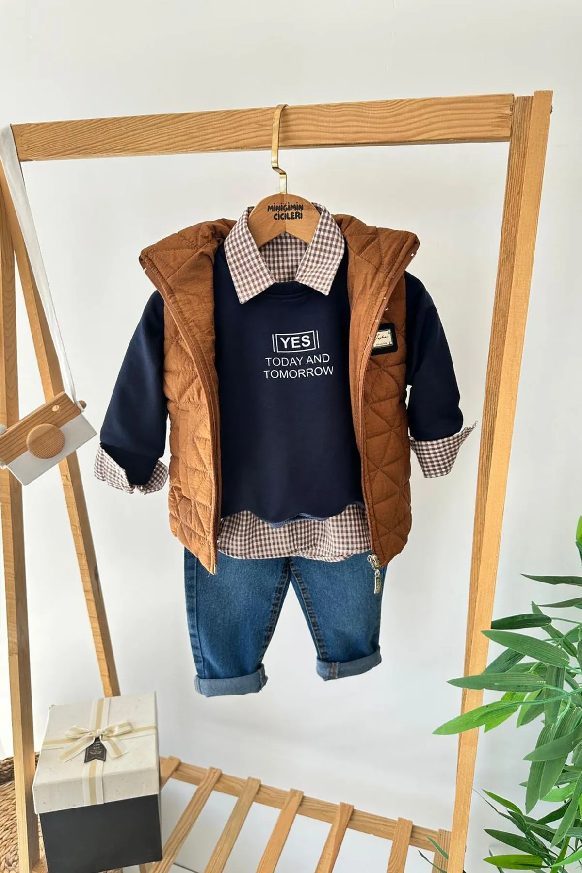 Miniğimin Cicileri Kapitone Yelekli Ekose Gömlek Detaylı Sweatshirtlü Kot Pantolonlu Erkek Çocuk 4’lü Takım - Kahverengi