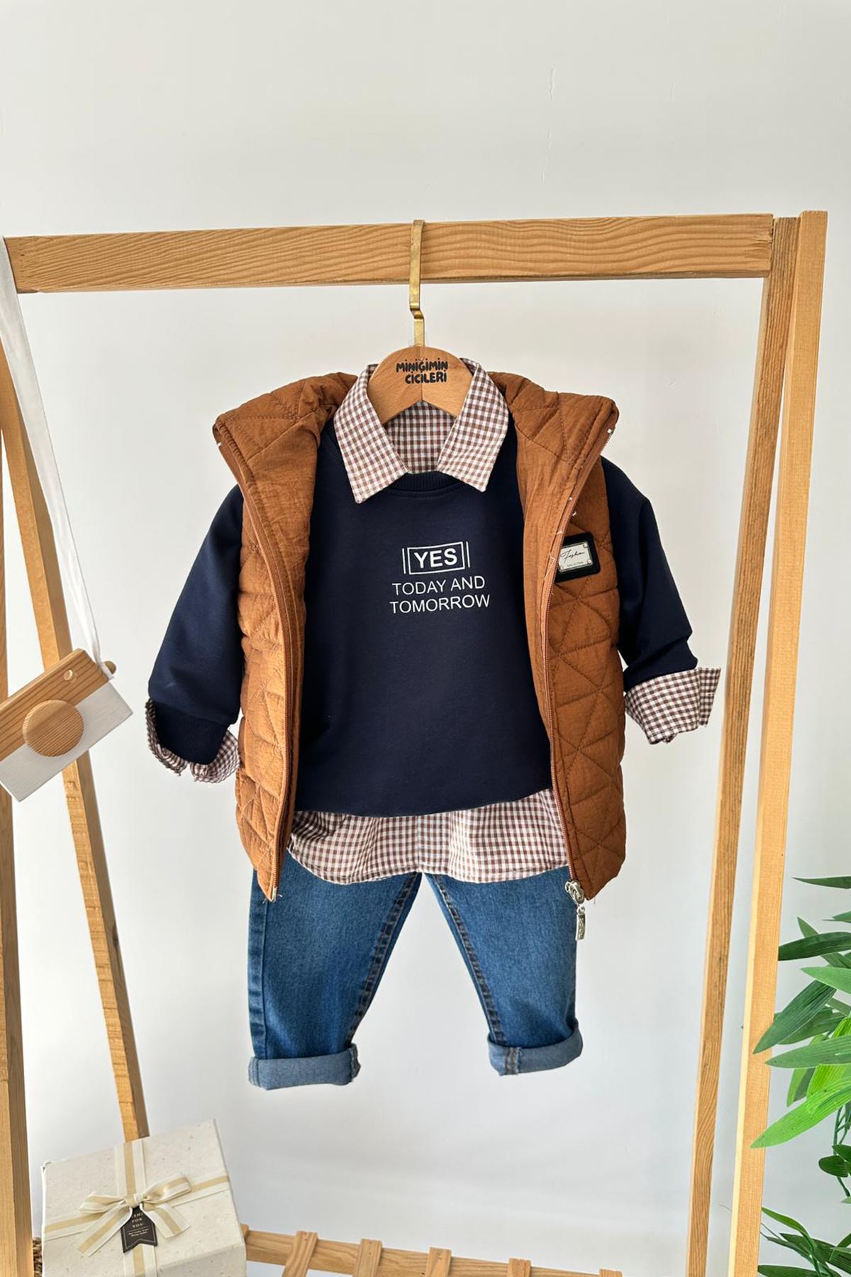 Miniğimin Cicileri Kapitone Yelekli Ekose Gömlek Detaylı Sweatshirtlü Kot Pantolonlu Erkek Çocuk 4’lü Takım - Kahverengi