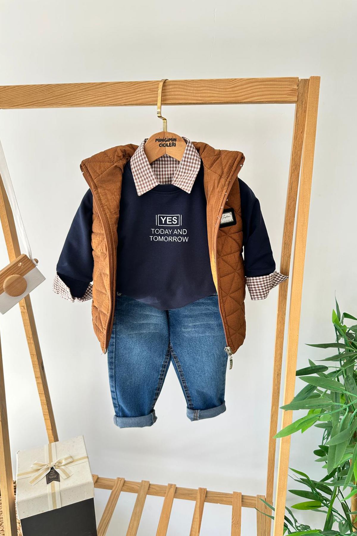 Miniğimin Cicileri Kapitone Yelekli Ekose Gömlek Detaylı Sweatshirtlü Kot Pantolonlu Erkek Çocuk 4’lü Takım - Kahverengi