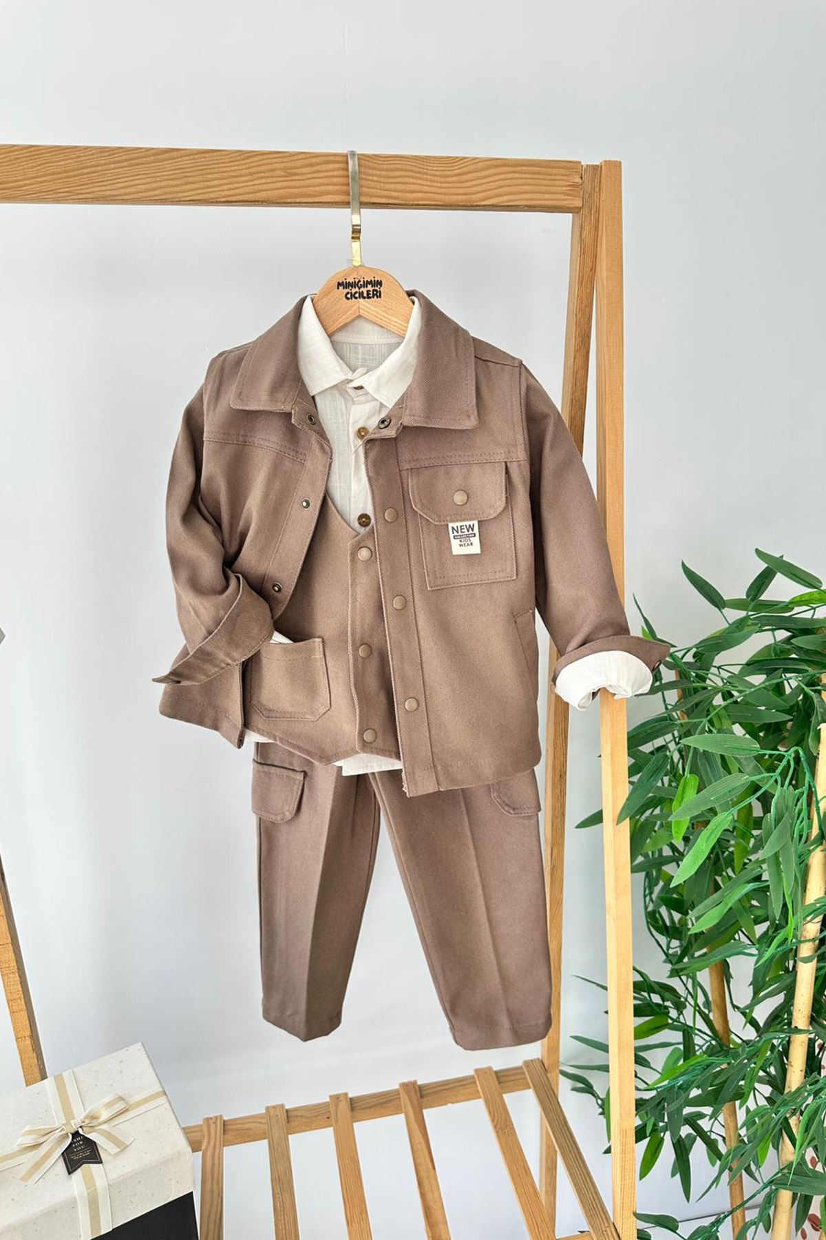 Miniğimin Cicileri NEW Armalı Gabardin Yelek ve Ceketli Gömlekli Erkek Çocuk 4’lü Takım - Kahverengi