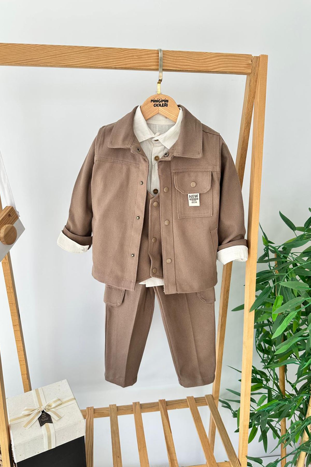 Miniğimin Cicileri NEW Armalı Gabardin Yelek ve Ceketli Gömlekli Erkek Çocuk 4’lü Takım - Kahverengi
