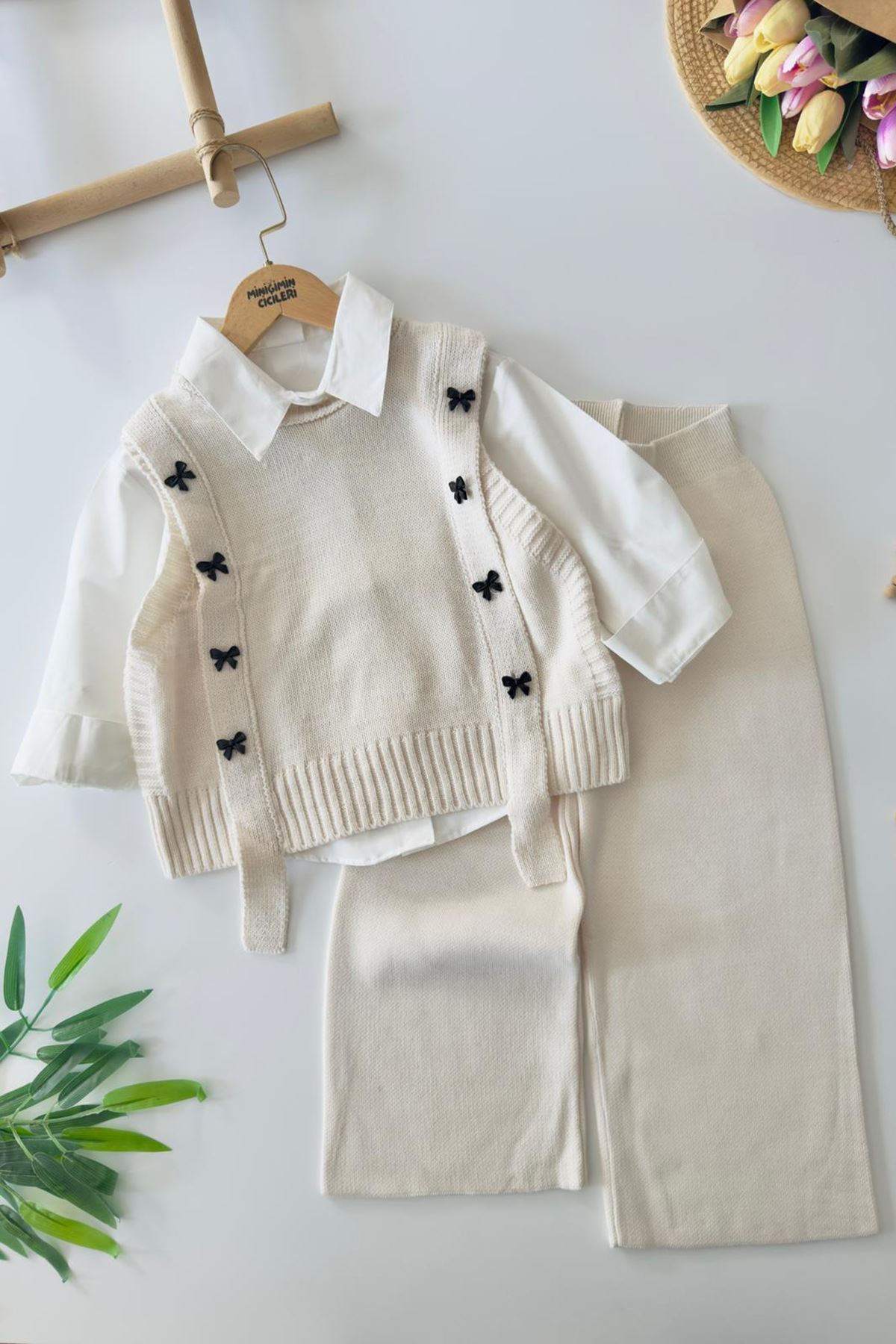 Miniğimin Cicileri Fiyonk Düğmeli Triko Süveterli Gömlekli Bol Paça Pantolonlu Kız Çocuk 3’lü Takım - Krem