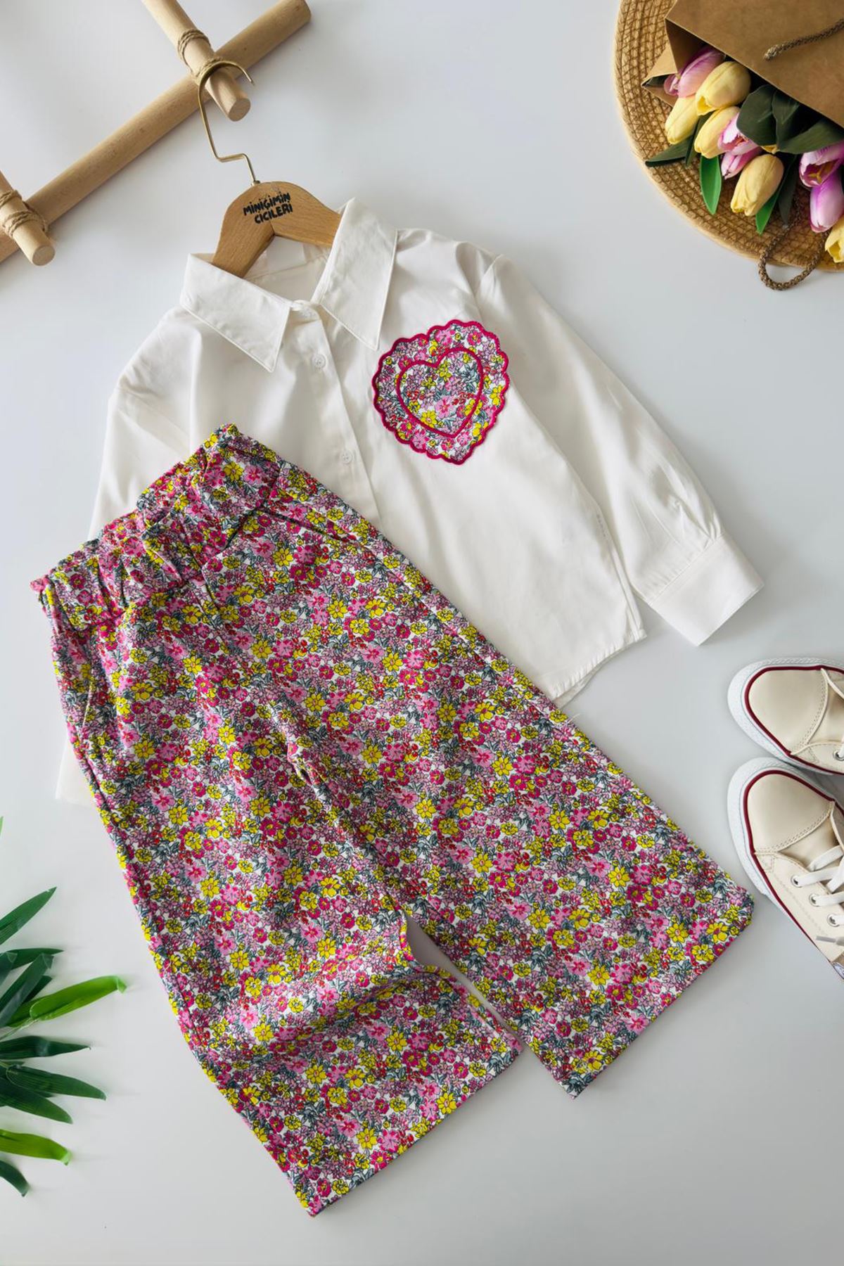 Miniğimin Cicileri Çiçek Desenli Kalp Nakış Detaylı Gömlekli Kız Çocuk Bol Paça Pantolon Takım - Pembe