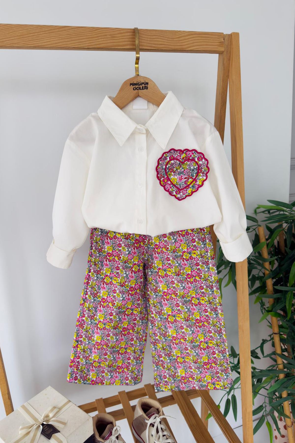 Miniğimin Cicileri Çiçek Desenli Kalp Nakış Detaylı Gömlekli Kız Çocuk Bol Paça Pantolon Takım - Pembe