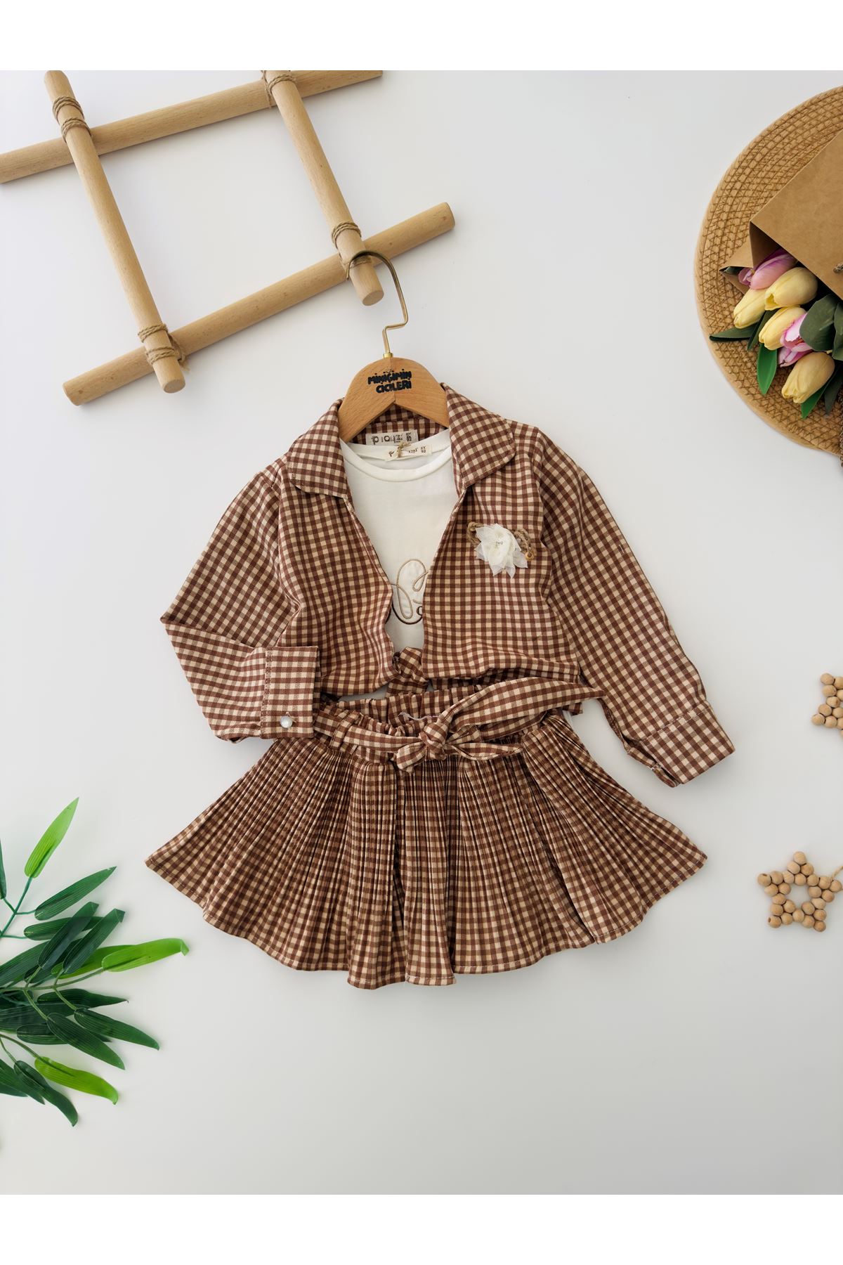 Miniğimin Cicileri Ekose Desenli Çiçek Broş Detaylı Gömlekli 3’lü Kız Çocuk Etek Takım - Kahverengi
