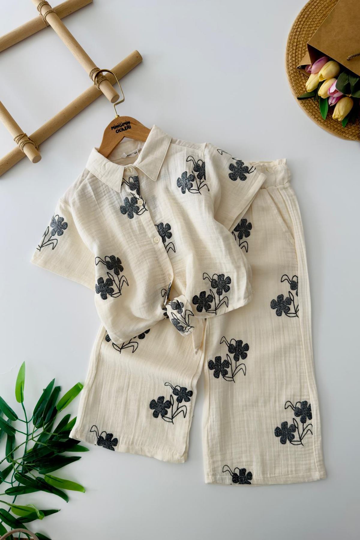 Miniğimin Cicileri Çiçek Sim İşleme Müslin Gömlekli Bol Paça Pantolonlu Kız Çocuk 2’li Takım - Krem