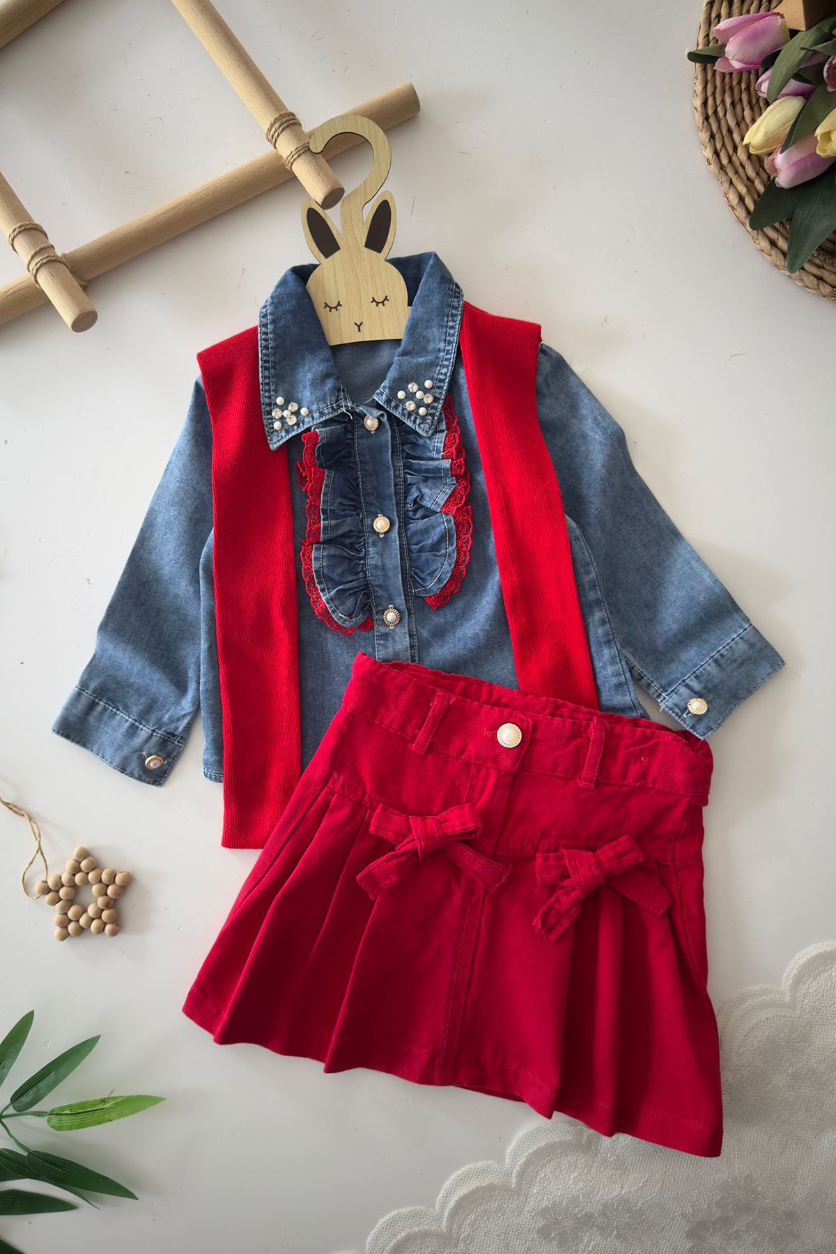 Miniğimin Cicileri İnci Detaylı Kot Gömlek ve Pileli Etek 2 li Kız Takımı - Kırmızı