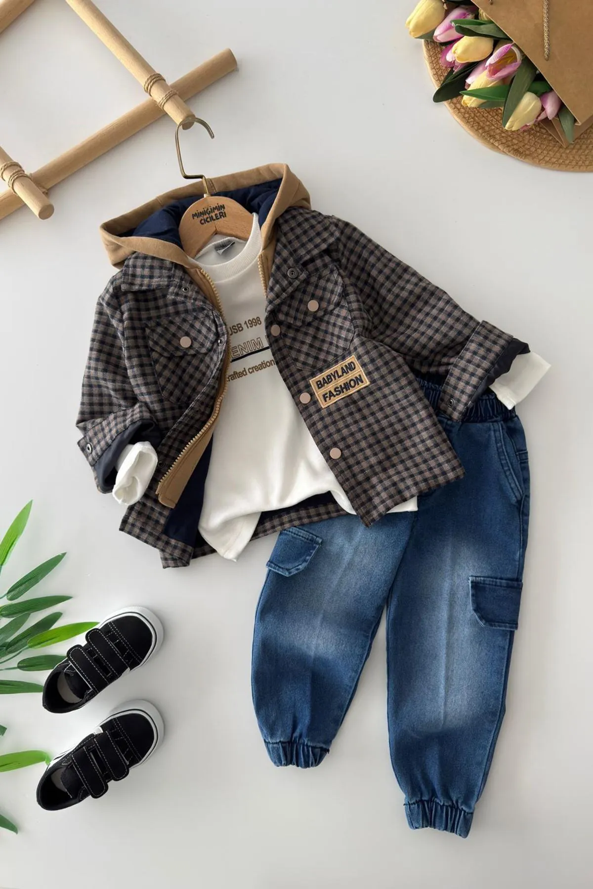Miniğimin Cicileri Babyland Kapüşonlu Sweatshirtlü Ekose Ceketli Kot Pantolonlu Erkek Çocuk 3’lü Kombin Takım - Taba