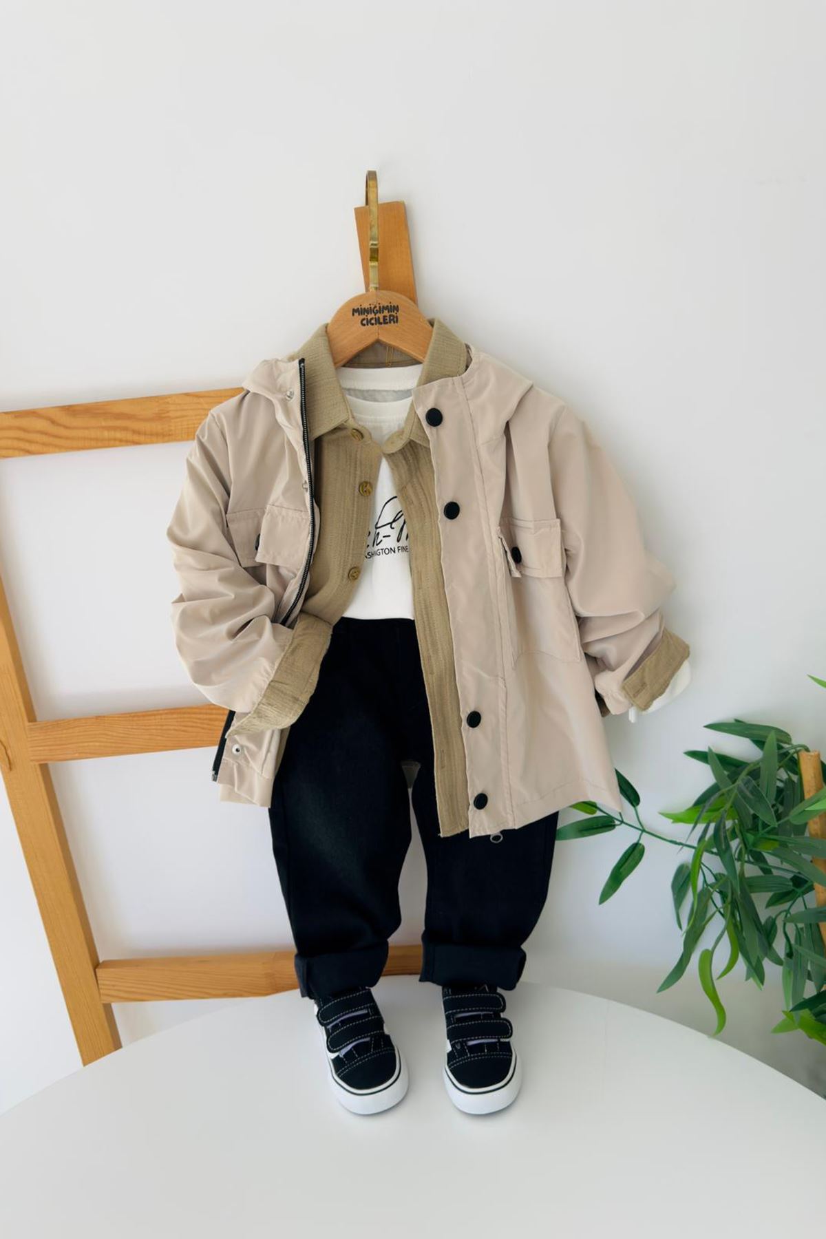 Miniğimin Cicileri Kapüşonlu Yağmurluklu Gömlekli Basic Tişörtlü Erkek Çocuk 4’lü Kombin Takım - Bej