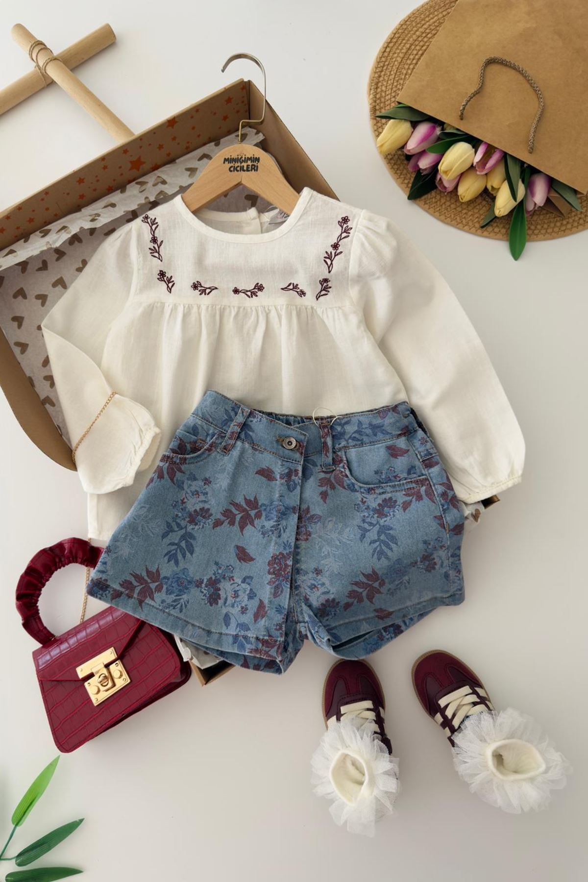 Miniğimin Cicileri Vintage Nakışlı Bluzlu Çiçek Desenli Denim Şortlu Kız Çocuk 2 li Takım - Mavi