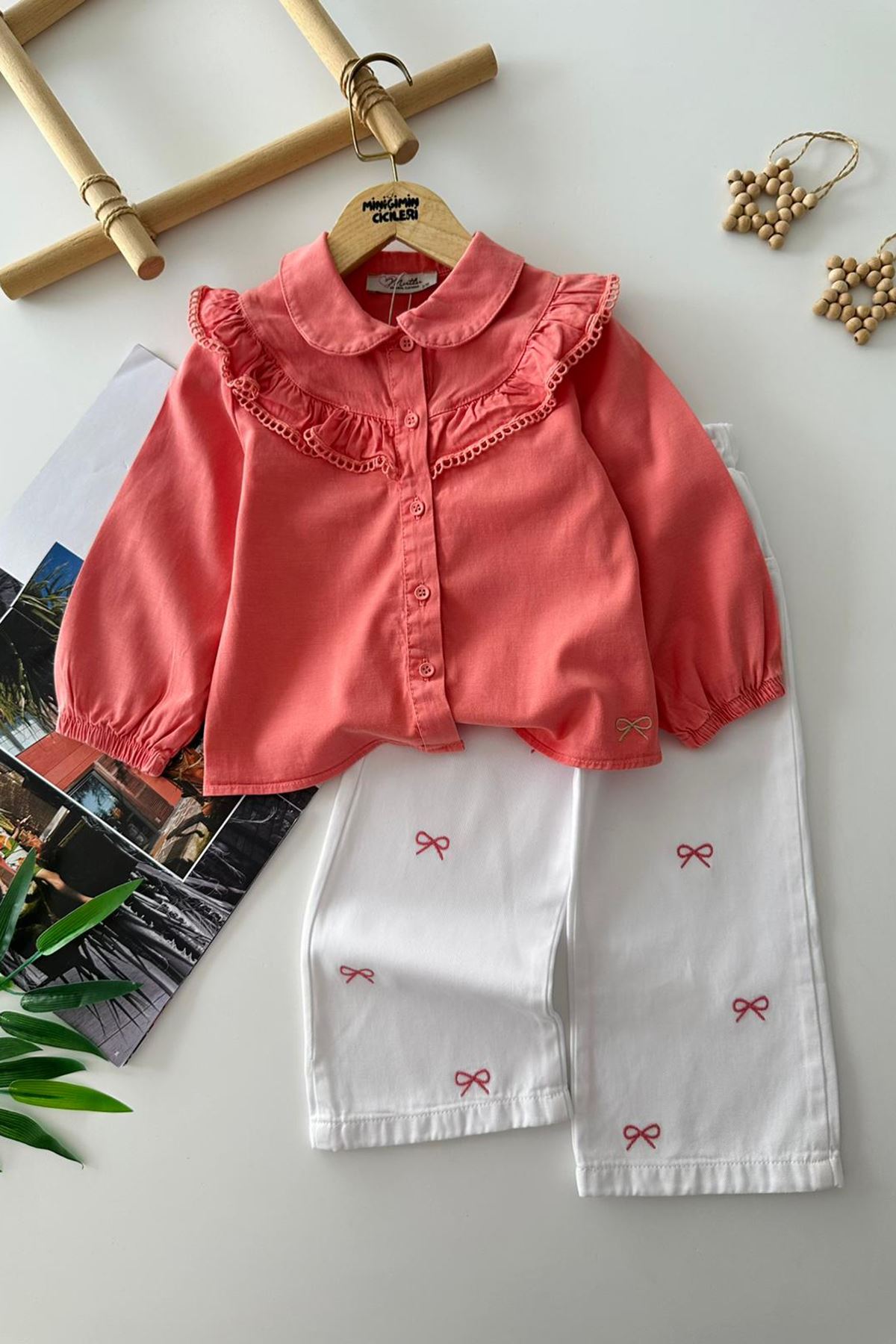 Miniğimin Cicileri Fırfır Yakalı Fiyonk Nakışlı Kız Çocuk Gömlek Pantolon Takım - Nar Çiçeği