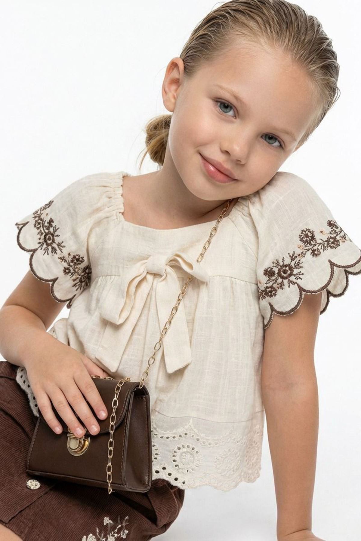 Miniğimin Cicileri Nakış Detaylı Fırfır Kollu Bluzlu Kadife Etekli Çantalı Kız Çocuk 3’lü Takım - Acı Kahve