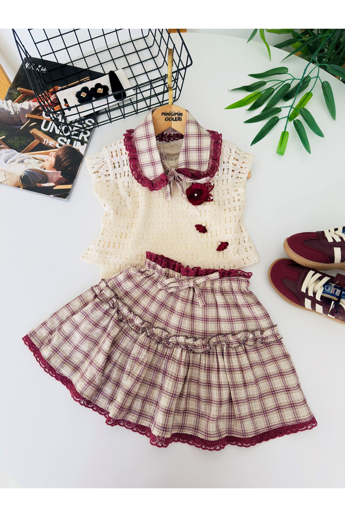 Miniğimin Cicileri Elegance Ekose Yaka Detaylı Örgü Yelekli Dantelli Katlı Etekli Kız Çocuk 3 lü Takım - Bordo