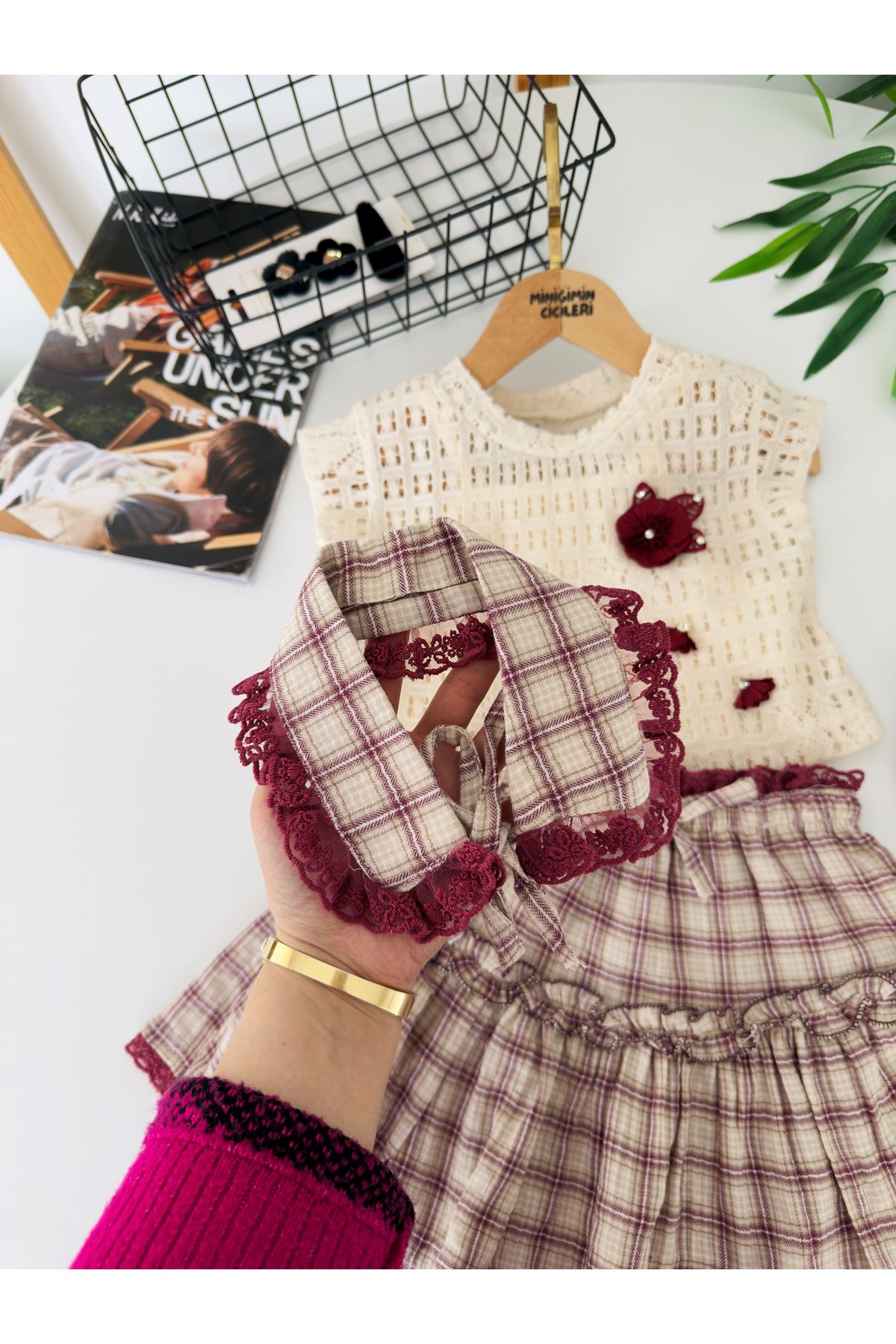 Miniğimin Cicileri Elegance Ekose Yaka Detaylı Örgü Yelekli Dantelli Katlı Etekli Kız Çocuk 3 lü Takım - Bordo