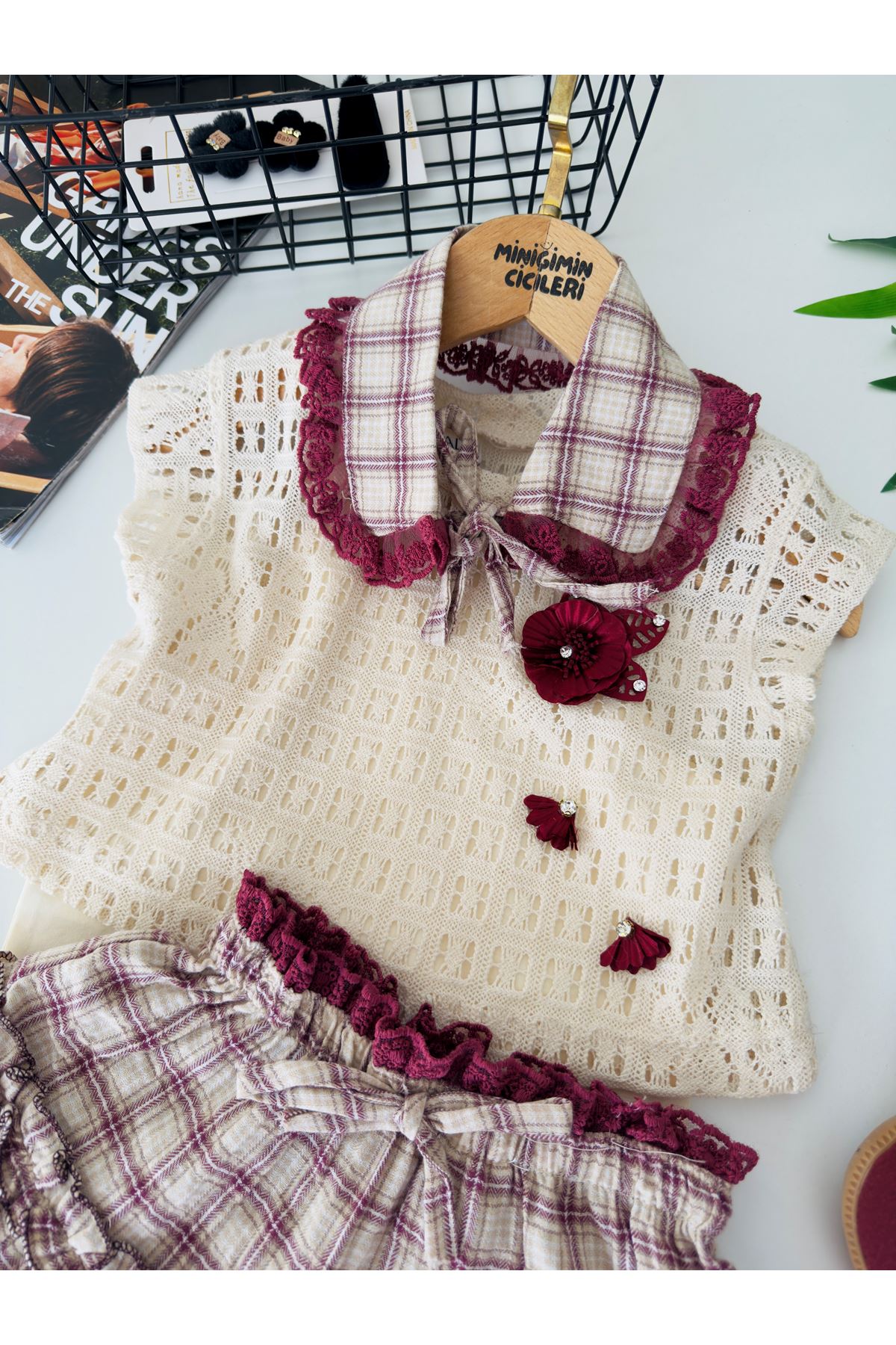 Miniğimin Cicileri Elegance Ekose Yaka Detaylı Örgü Yelekli Dantelli Katlı Etekli Kız Çocuk 3 lü Takım - Bordo