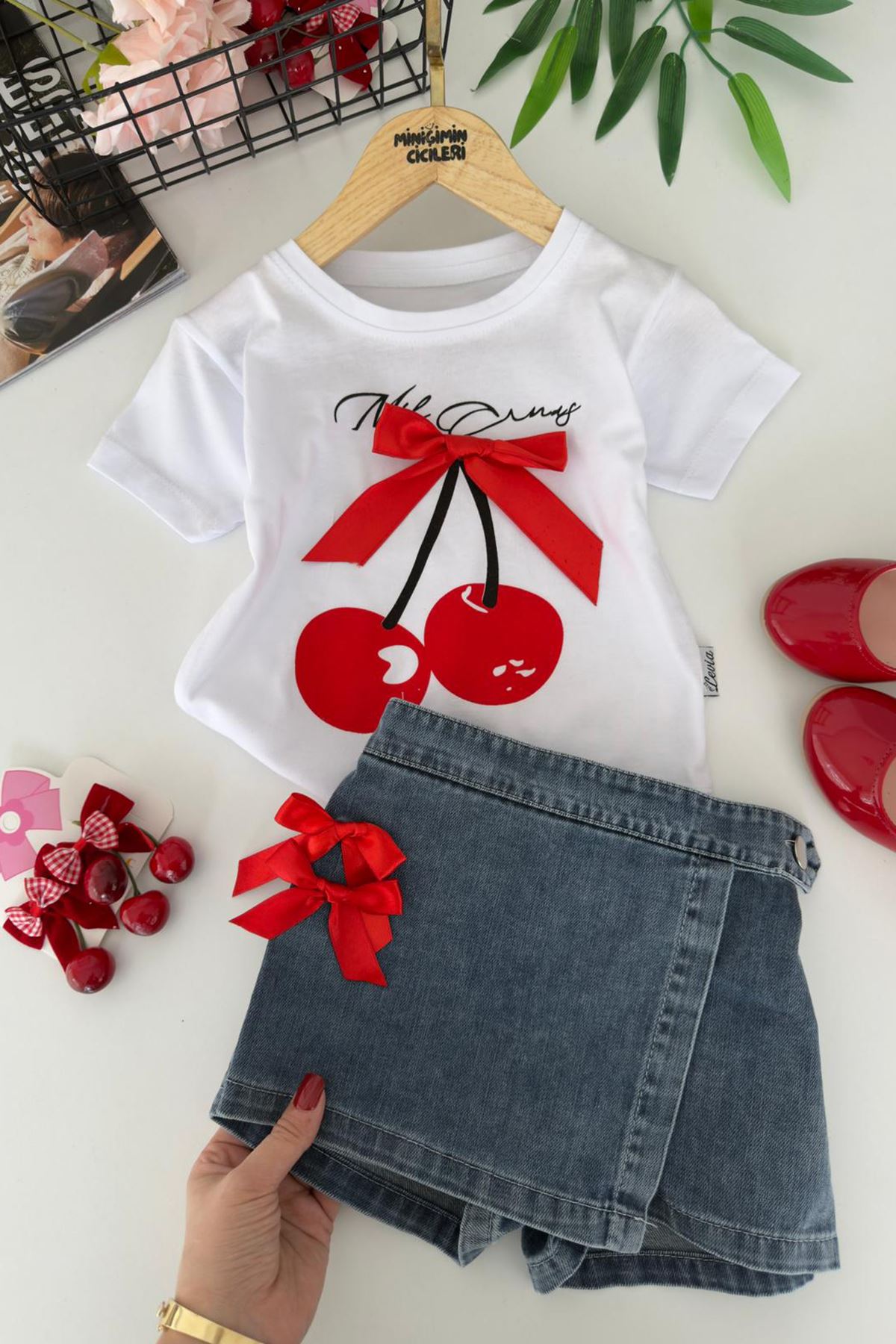 Miniğimin Cicileri Kiraz Baskılı Fiyonk Detaylı Kız Çocuk Kot Şort Etekli 2 li Takım - Beyaz