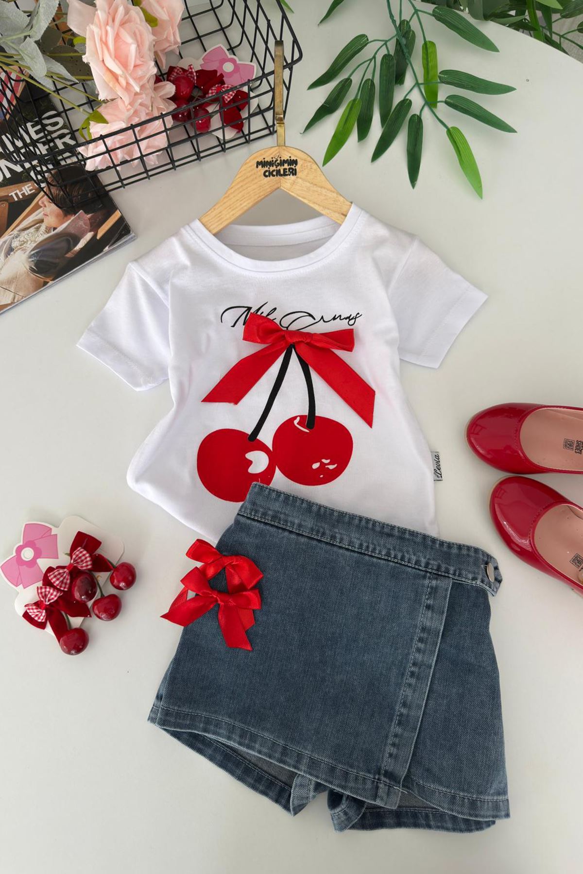 Miniğimin Cicileri Kiraz Baskılı Fiyonk Detaylı Kız Çocuk Kot Şort Etekli 2 li Takım - Beyaz