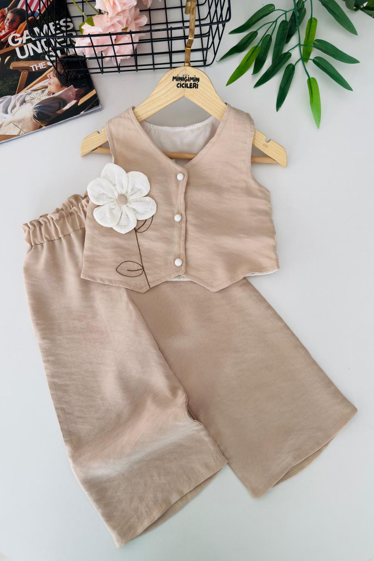 Miniğimin Cicileri Elegance Çiçek Detaylı Kız Çocuk Yelek Pantolon Takım - Bej