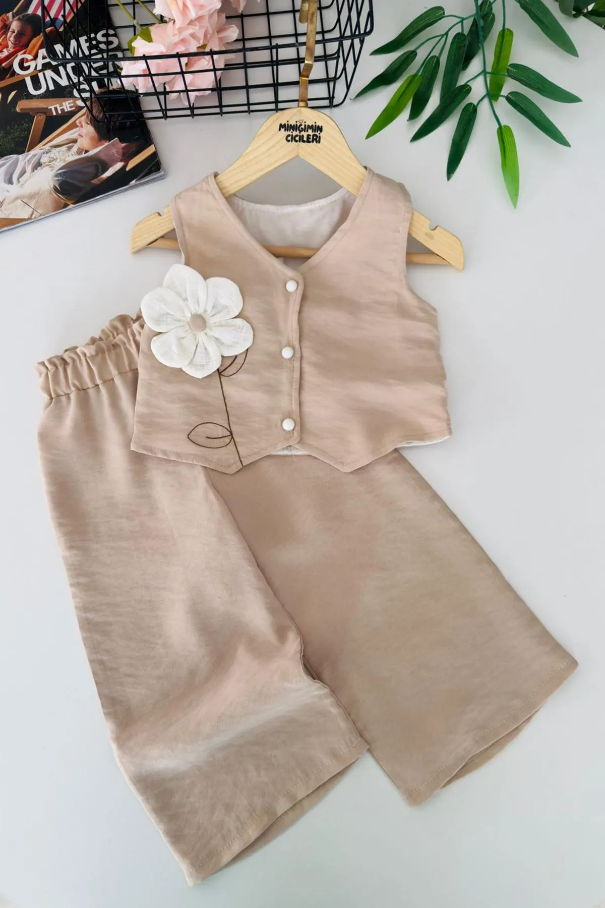 Miniğimin Cicileri Elegance Çiçek Detaylı Kız Çocuk Yelek Pantolon Takım - Bej