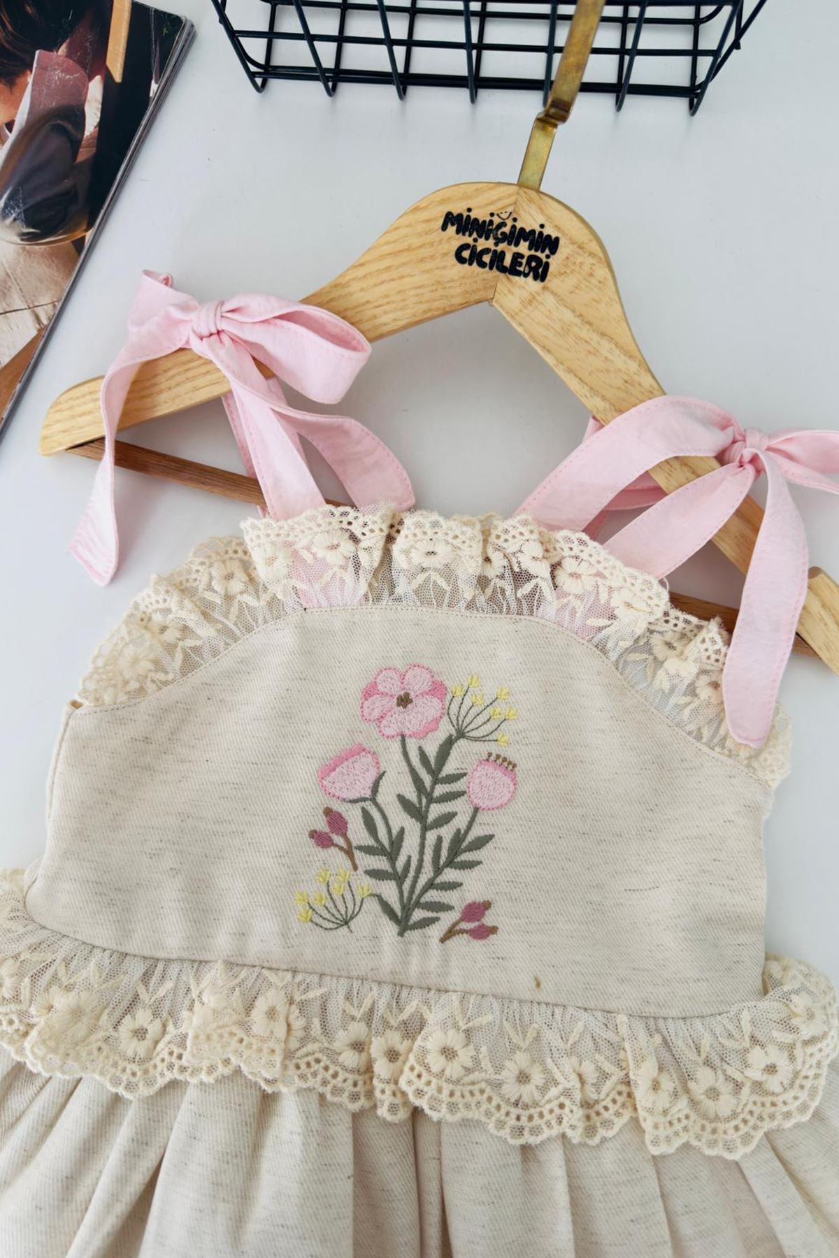 Miniğimin Cicileri Askılı Papatya Nakışlı Fiyonk Detaylı Tül Katmanlı Kız Çocuk Elbise - Bej