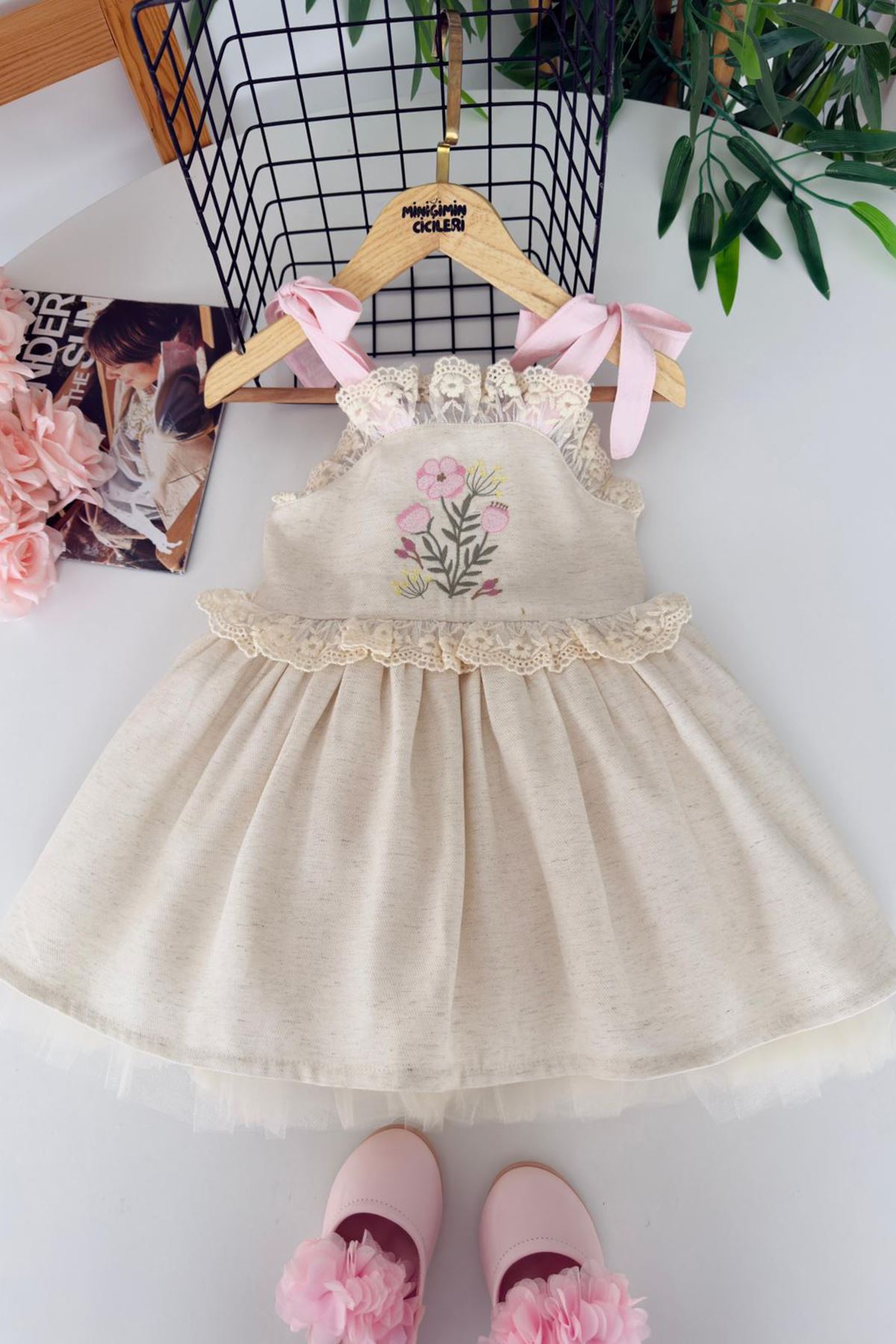 Miniğimin Cicileri Askılı Papatya Nakışlı Fiyonk Detaylı Tül Katmanlı Kız Çocuk Elbise - Bej