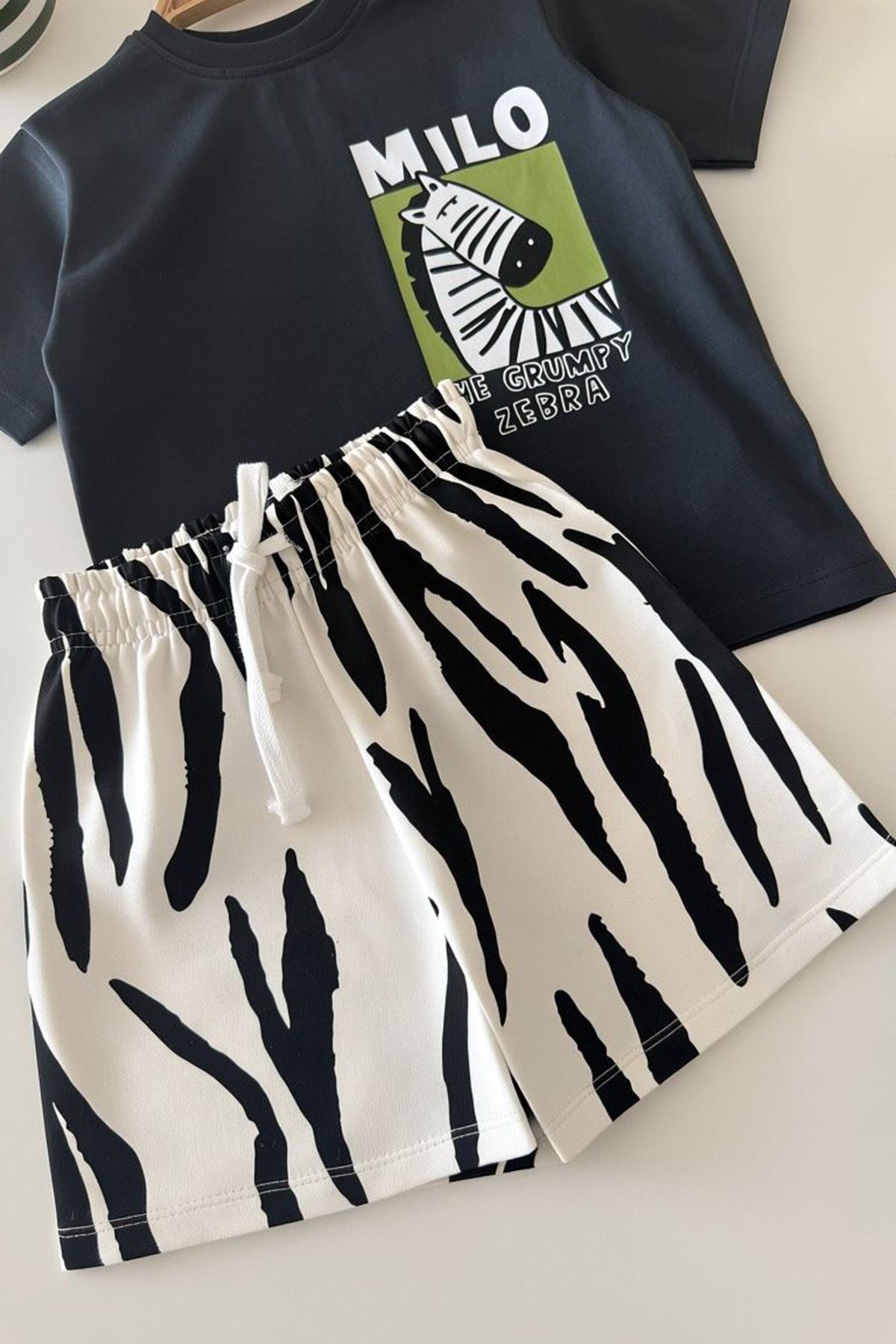 Miniğimin Cicileri Zebra Baskılı Tişört ve Zebra Desenli Şort Erkek Çocuk Takım - Antrasit