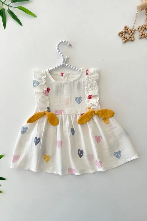Miniğimin Cicileri Müslin Renkli Kalp Baskılı Fiyonklu Kız Bebe Elbise - Beyaz