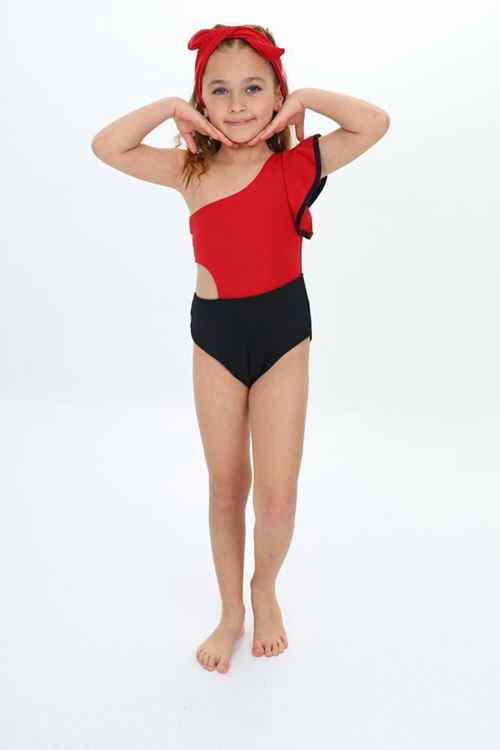 Bobo qoshnisinikiga sovga bilan keldi va uni sikdi. Porno tomosha.