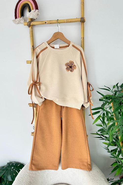 Miniğimin Cicileri Hibiskus Çiçek İşlemeli Fiyonk Detaylı Kız Çocuk Takım - Kahve