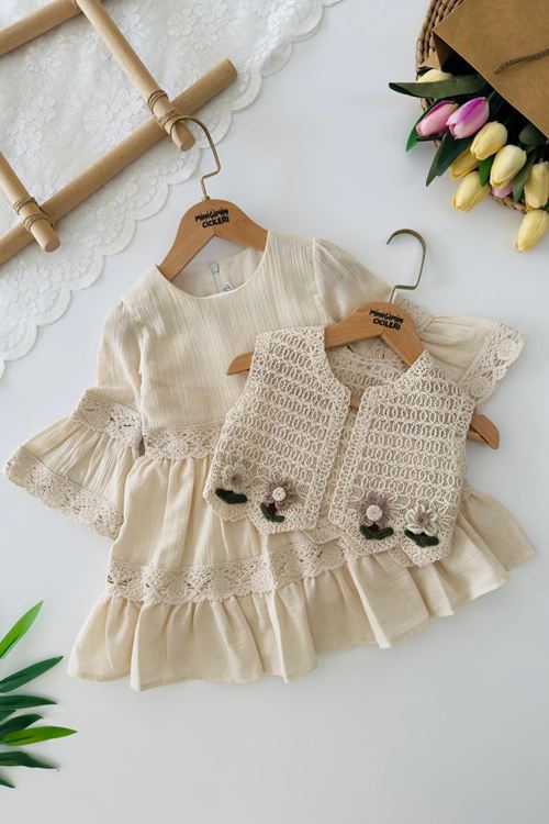 Miniğimin Cicileri Dantel Detaylı Örgü Yelekli Kız Çocuk 2’li Elbise Takım - Krem