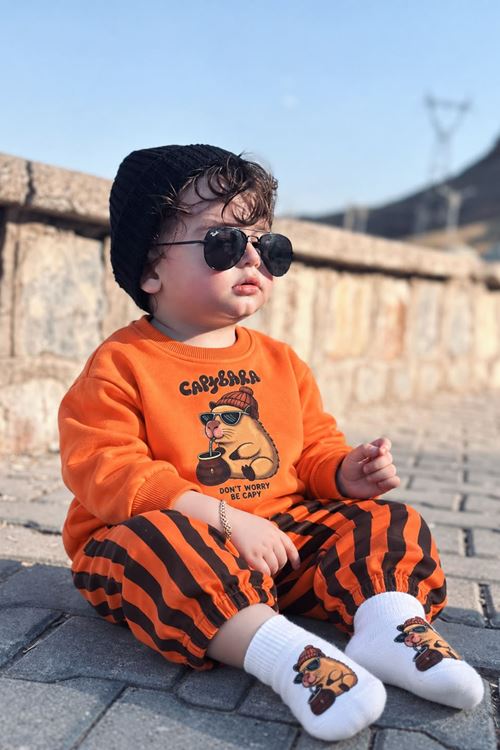 Kapi Baskılı Çizgili Pantolonlu Çoraplı Erkek Çocuk 3’lü Takım - Turuncu