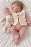 Dantel Yaka Detaylı Peluş Yelekli Kız Bebek 2’li Tulum Takım - Pembe
